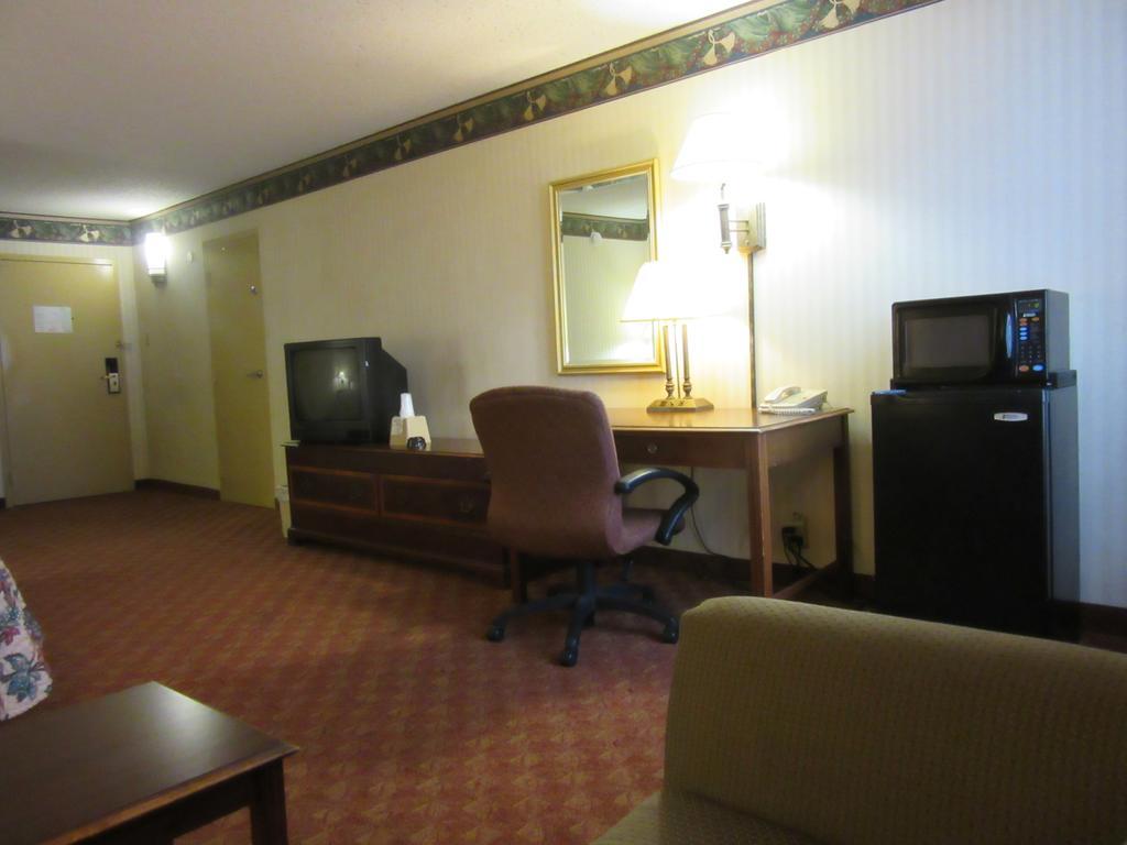 Governor'S Inn & Suites Memphis Room photo