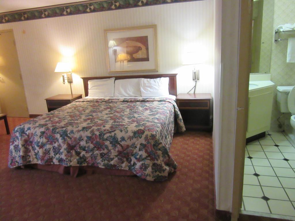 Governor'S Inn & Suites Memphis Room photo